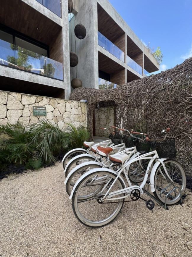 Bicis de alquiler en el jardín del hotel Xambé Tulum